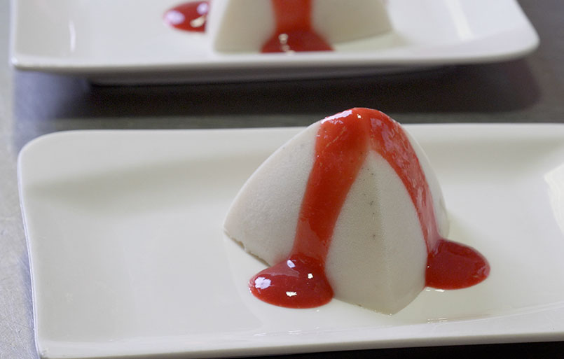 Panna cotta ai frutti di bosco con Hoplà Professional da montare già zuccherata 100% vegetale