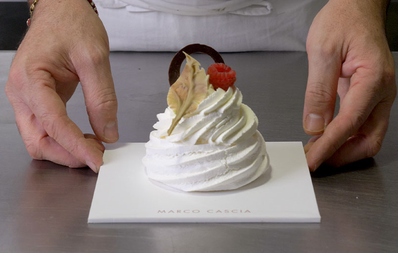 Pavlova con composta di more e Trevalli Professional LA 35 Senza Lattosio